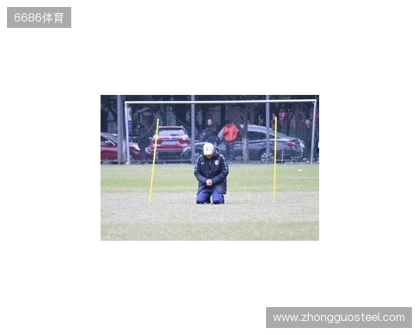 帽子上用中文写着努力、忍耐、牺牲,张外龙:是我作为教练的哲学 帽子上用中文写着努力、忍耐、牺牲,张外龙:是我作为教练的哲学